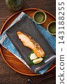 烤鮭魚、鹽漬鮭魚配磨碎的白蘿蔔，晚上喝點清酒。 143188255