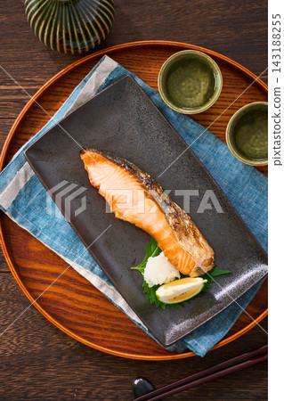 烤鮭魚、鹽漬鮭魚配磨碎的白蘿蔔,晚上喝點清酒。 烤鮭魚、鹽漬鮭魚配磨碎的白蘿蔔,晚上喝點清酒。 143188255