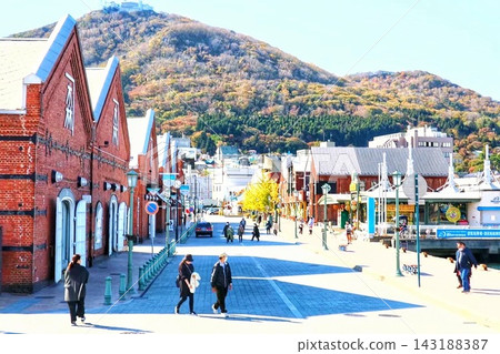 紅磚倉庫裡擠滿了遊客。 紅磚倉庫裡擠滿了遊客。 143188387
