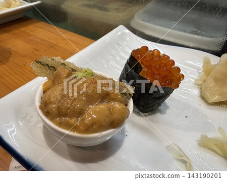 Overflowing negitoro, sea urchin, salmon roe, abalone, etc. Overflowing negitoro, sea urchin, salmon roe, abalone, etc. 143190201