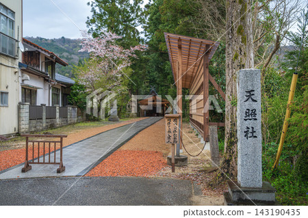 從島根縣須佐神社望向天照大神神殿。 143190435