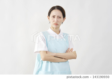 白色背景上的憤怒女護理員 143190930