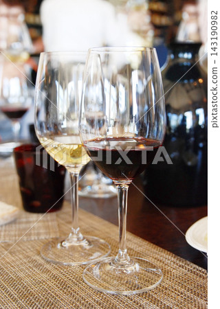 紅酒和白酒倒入杯中 紅酒和白酒倒入杯中 143190982