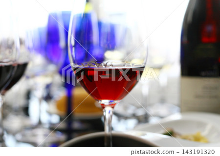 餐廳裡用玻璃杯盛裝的紅酒 餐廳裡用玻璃杯盛裝的紅酒 143191320