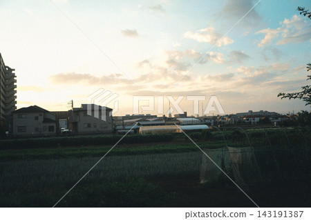 夕陽西下,天空和田野交相輝映的景色。 夕陽西下,天空和田野交相輝映的景色。 143191387