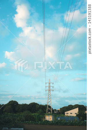 夏日的天空下,一座輸電塔聳立在山間。 夏日的天空下,一座輸電塔聳立在山間。 143191388