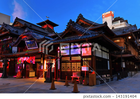 【愛媛郡】翻新後的道後溫泉本館夜景(燈光照明) 【愛媛郡】翻新後的道後溫泉本館夜景(燈光照明) 143191404