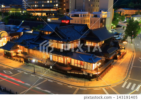【愛媛郡】道後溫泉本館翻新後的夜景 【愛媛郡】道後溫泉本館翻新後的夜景 143191405