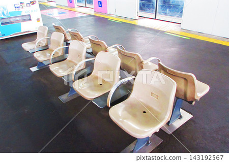 A scene from JR East's Shimbashi Station (a view of benches on the platform). A scene from JR East's Shimbashi Station (a view of benches on the platform). 143192567