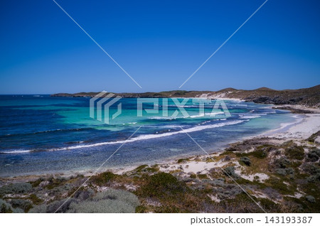 羅特內斯特島擁有清澈碧綠的海水和潔白的沙灘 羅特內斯特島擁有清澈碧綠的海水和潔白的沙灘 143193387