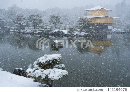 白雪中的金閣寺真是太美了。 白雪中的金閣寺真是太美了。 143194076