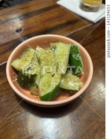 黃瓜泥配上芝麻油和辣椒——居酒屋(日本酒吧)裡很受歡迎的小吃。 黃瓜泥配上芝麻油和辣椒——居酒屋(日本酒吧)裡很受歡迎的小吃。 143194653