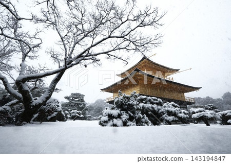 白雪中的金閣寺真美 白雪中的金閣寺真美 143194847