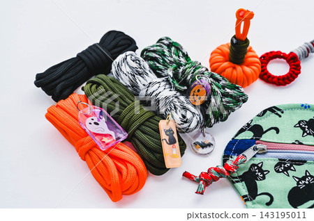 用傘繩製作的萬聖節工藝品 用傘繩製作的萬聖節工藝品 143195011