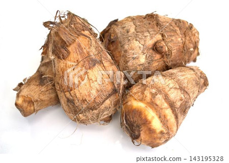 新鮮採摘的芋頭 143195328