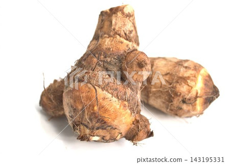 新鮮採摘的芋頭 新鮮採摘的芋頭 143195331