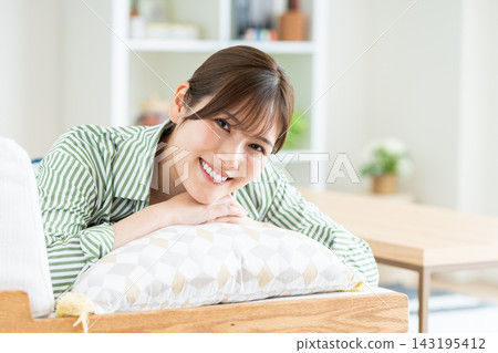 年輕女子在客廳放鬆 年輕女子在客廳放鬆 143195412