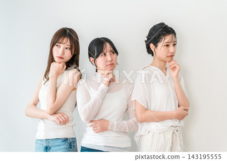三位年輕女性正在思考她們的美容問題。皮膚問題和護膚美容圖片。 三位年輕女性正在思考她們的美容問題。皮膚問題和護膚美容圖片。 143195555