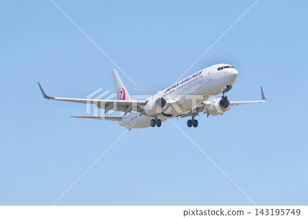 日本航空公司一架波音737-800客機正進場降落。 日本航空公司一架波音737-800客機正進場降落。 143195749