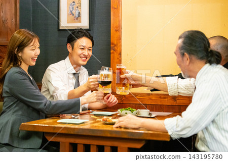 一個人在酒吧里敬酒 143195780
