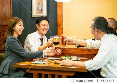 一個人在酒吧里敬酒 143195781
