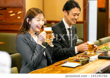 一個人在酒吧里敬酒 143195788