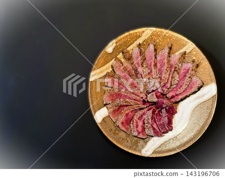 牛肉韃靼，炙烤牛肉，日式切法，橫向擺放 143196706