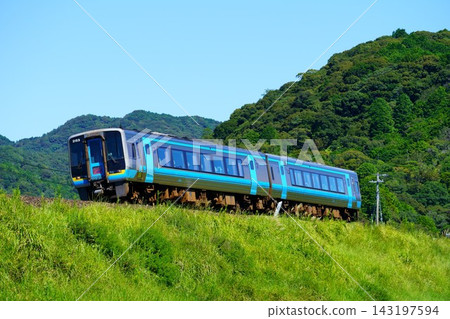 足百合特快列車在藍天下行駛。 143197594