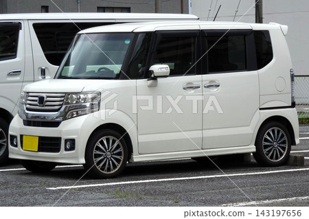 一輛輕型車輛停在停車場 一輛輕型車輛停在停車場 143197656
