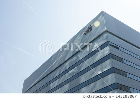 RKB每日放送的現代化辦公大樓,藍天與時尚的外觀相得益彰。 RKB每日放送的現代化辦公大樓,藍天與時尚的外觀相得益彰。 143198867