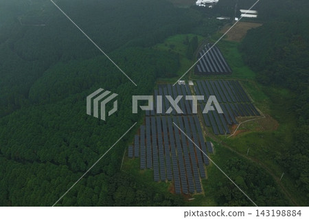宮崎縣海老野市山區一座巨型太陽能發電廠的空拍照片。 宮崎縣海老野市山區一座巨型太陽能發電廠的空拍照片。 143198884