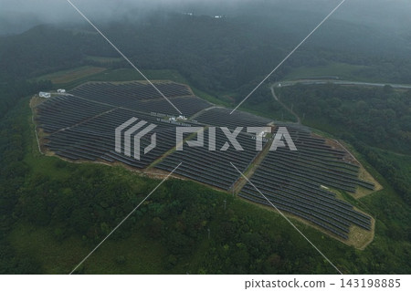 宮崎縣海老野市山區一座巨型太陽能發電廠的空拍照片。 宮崎縣海老野市山區一座巨型太陽能發電廠的空拍照片。 143198885