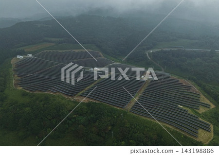 宮崎縣海老野市山區一座巨型太陽能發電廠的空拍照片。 宮崎縣海老野市山區一座巨型太陽能發電廠的空拍照片。 143198886