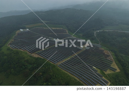 宮崎縣海老野市山區一座巨型太陽能發電廠的空拍照片。 宮崎縣海老野市山區一座巨型太陽能發電廠的空拍照片。 143198887
