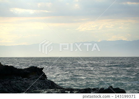 黃昏時分,從三浦半島城島看到的湘南地區巨浪。 黃昏時分,從三浦半島城島看到的湘南地區巨浪。 143199371