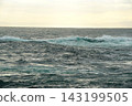 黃昏時分，碧綠的白色海浪拍打著三浦半島的城島。 143199505