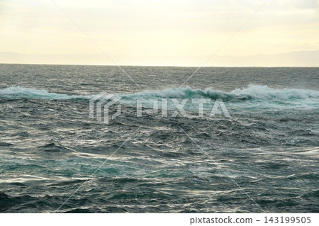 黃昏時分,碧綠的白色海浪拍打著三浦半島的城島。 黃昏時分,碧綠的白色海浪拍打著三浦半島的城島。 143199505