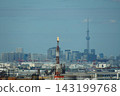 煉油廠噴吐火焰的煙囪和東京晴空塔。 143199768