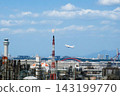 一架飛機正朝著煉油廠熊熊燃燒的煙囪飛去。 143199770