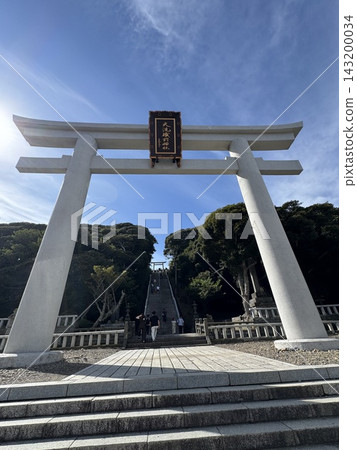 茨城縣大洗町磯崎神社海灘上的鳥居。 茨城縣大洗町磯崎神社海灘上的鳥居。 143200034