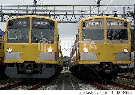 The Seibu New 101 series 295F and the old-style 271F in a two-tone color scheme will be on display at Minami-Irizo. The Seibu New 101 series 295F and the old-style 271F in a two-tone color scheme will be on display at Minami-Irizo. 143200558