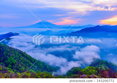 這是初夏時節從丹澤山脈的東之嶽山頂拍攝的山景照片,展現了日落後富士山的輪廓漂浮在傍晚的天空中,以及暮色降臨時山脈的景象。 這是初夏時節從丹澤山脈的東之嶽山頂拍攝的山景照片,展現了日落後富士山的輪廓漂浮在傍晚的天空中,以及暮色降臨時山脈的景象。 143200772