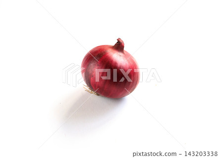 Red onion bulb isolated on a white background. Vegetables, farm produce, food preparation Red onion bulb isolated on a white background. Vegetables, farm produce, food preparation 143203338