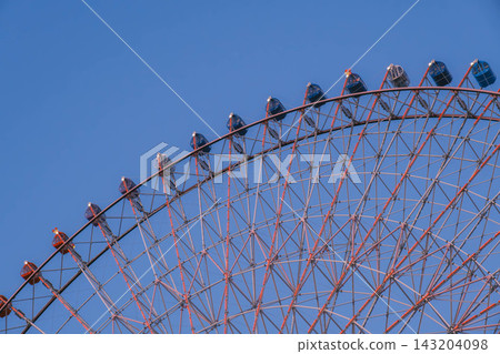 [Tempozan] A beautiful view of Osaka's bay area bathed in the light of the setting sun! A large Ferris wheel. 143204098