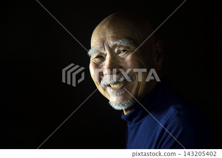 一位微笑的老人的特寫鏡頭 一位微笑的老人的特寫鏡頭 143205402
