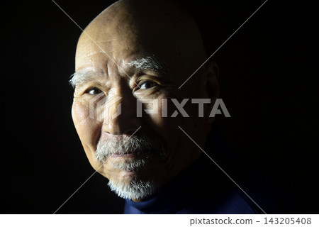 一位微笑的老人的特寫鏡頭 一位微笑的老人的特寫鏡頭 143205408
