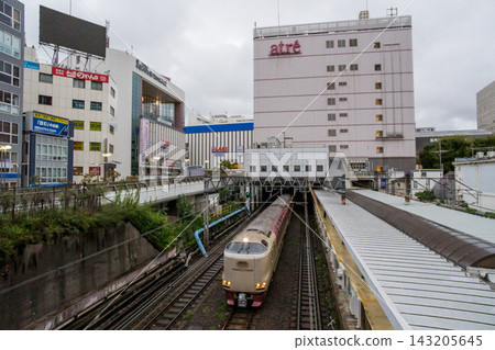 【東海道本線】秋雨中,日出的瀨戶/出雲列車駛過大井町站 【東海道本線】秋雨中,日出的瀨戶/出雲列車駛過大井町站 143205645