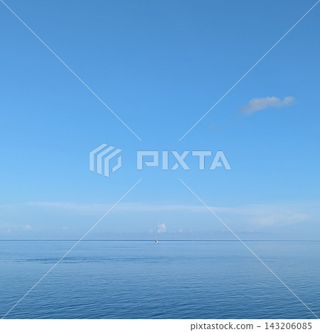Serene Ocean View in Key West, Florida with Clear Blue Sky and Calm Waters. 143206085
