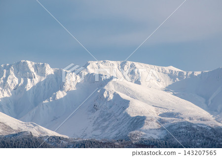 崎嶇險峻、白雪皚皚的山峰和蔚藍的天空 崎嶇險峻、白雪皚皚的山峰和蔚藍的天空 143207565
