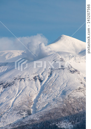 深秋的藍天與白雪皚皚的火山：十勝山 143207566